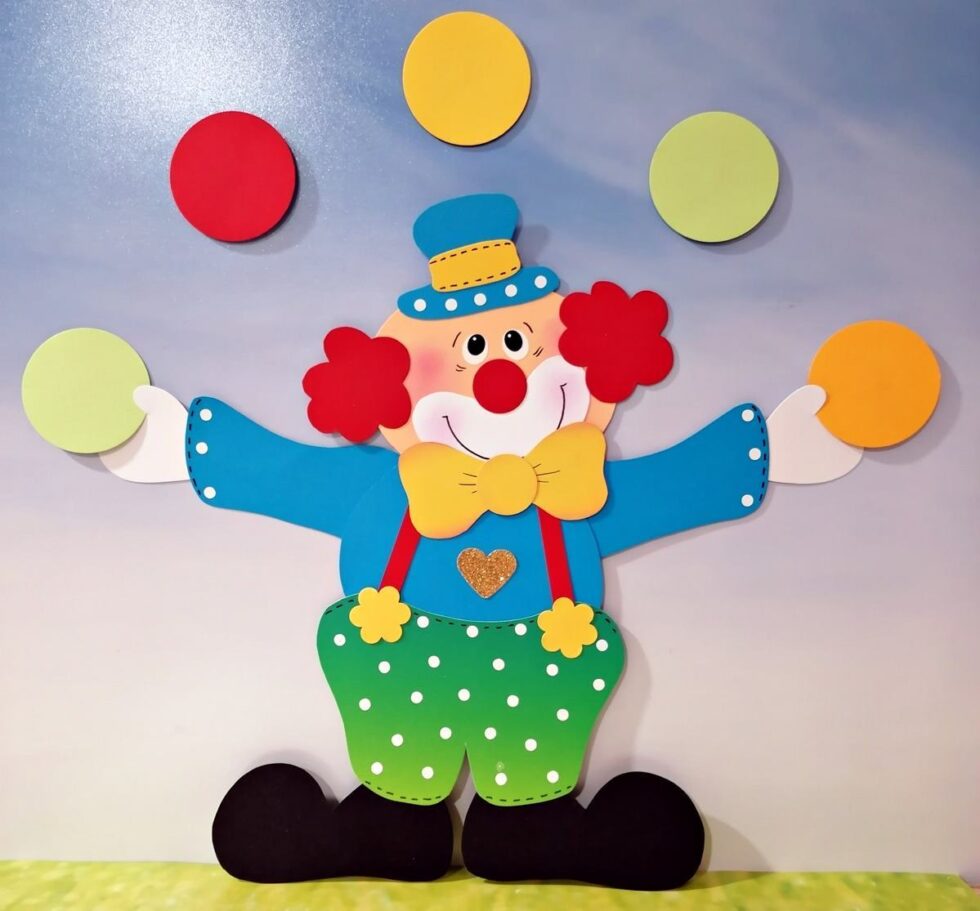 Clown beim Jonglieren für die Faschingszeit