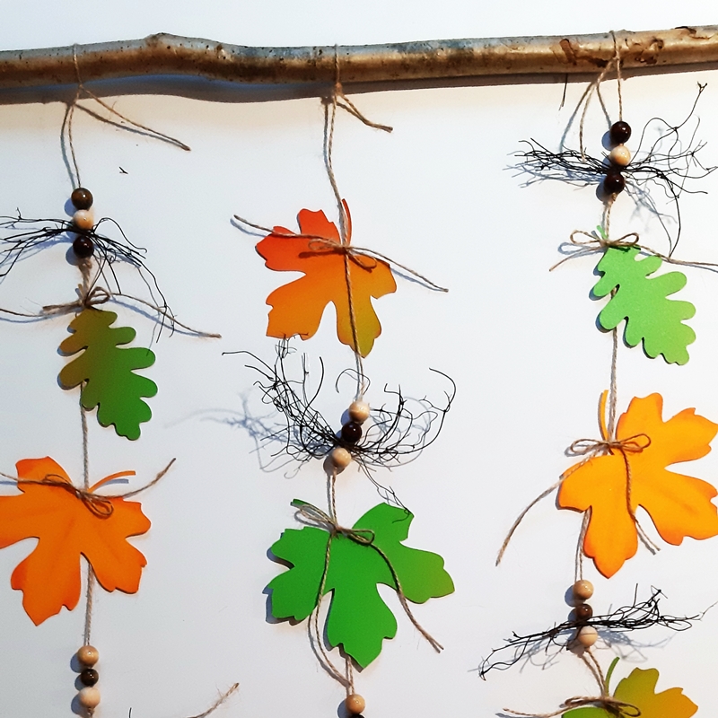 Dekoketten mit Herbstblättern