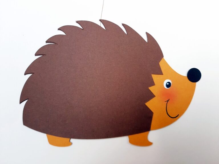 Igel beim Apfelschmaus - Eine Idee aus der Buntpapierwelt.de